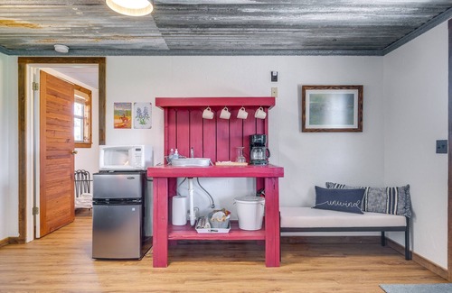 Carmine Apartment | On 60-Acre Farm w/Pond: Charming Carmine Studio!