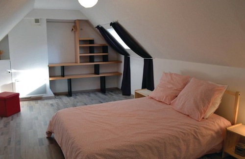 Arques House | On a riverbank just a few minutes from the city center, this charming vacation home opens its doors
