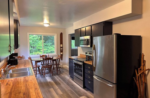 Deerbrook House | On ATV/UTV & Snow Trails - Summit Lake/Bass Lake - Fireplace & Firepit - WIFI