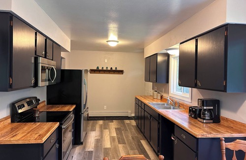 Deerbrook House | On ATV/UTV & Snow Trails - Summit Lake/Bass Lake - Fireplace & Firepit - WIFI