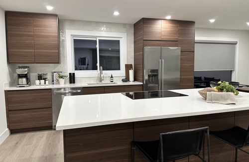 Merritton House | On Cloud Wine | Modern Bungalow | Bubbly Bar, Fire Pit, Badminton