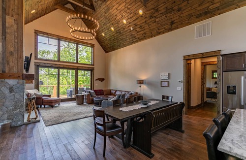 Elk Park Cabin | On Eagle's Wings at Eagles Nest - New build, near Winery, new hot tub!