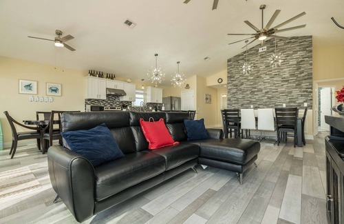 Dickinson House | On Galveston Bay: Spacious Home w/Pier & Grills!