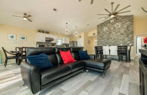 Dickinson House | On Galveston Bay Spacious Home with Pier and Grills!