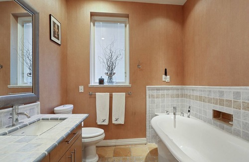 Audubon Condo | On Historic St Charles Avenue Streetcar Line with pool!