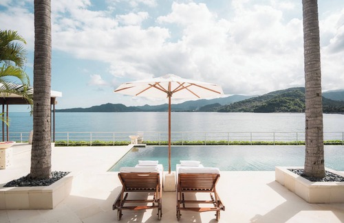 Candi Dasa Villa | On holiday in a contemporary villa feet in water at home.
