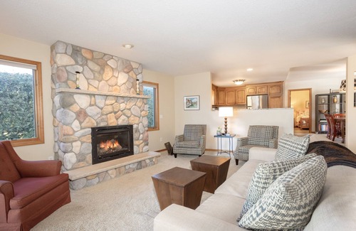 Lake Leelanau House | On Lake Leelanau! Waterfront w Dock, walk to Wineries near hiking OPEN for Xmas
