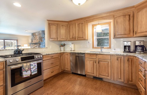 Lake Leelanau House | On Lake Leelanau! Waterfront w Dock, walk to Wineries near hiking OPEN for Xmas