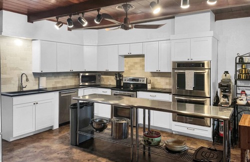 Lake Whitney House | On Lake~Retreats~Brand New Kitchen~Game Room~Pets