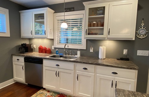 Scottsville House | On Lake Time- Fun and relaxation await! Adorable 3bd/2bth house with lake view.