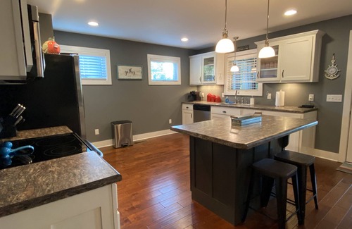 Scottsville House | On Lake Time- Fun and relaxation await! Adorable 3bd/2bth house with lake view.