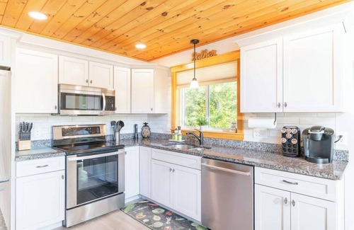 Bartlett House | On Mountain Time | Hot Tub | Fire Pit | Pet Friendly | A/C, You're "On Mountain Time"