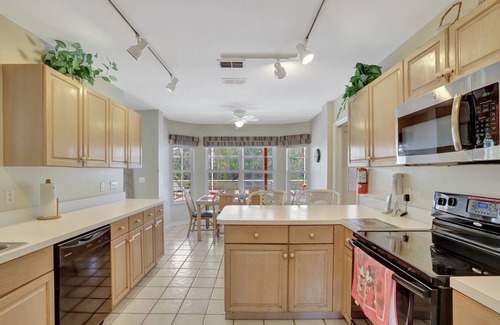 St. James Park House | On quiet cul-de-sac, with heatable pool, lots of privacy, 65" smart TV, Wi-Fi