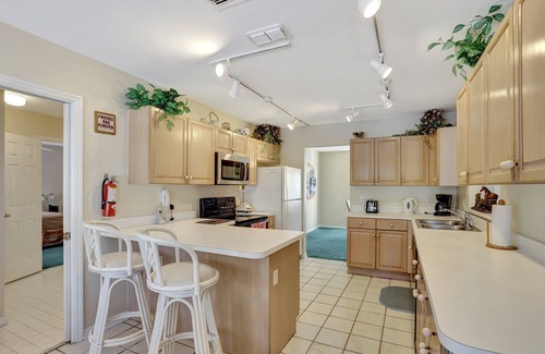St. James Park House | On quiet cul-de-sac, with heatable pool, lots of privacy, 65" smart TV, Wi-Fi