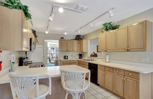 St. James Park House | On quiet cul-de-sac, with heatable pool, lots of privacy, 65" smart TV, Wi-Fi