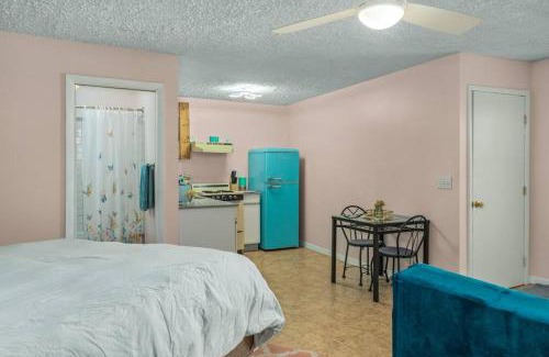 Sebring Apartment | On Sebring CirclePrivate studio apartmentw/balcony