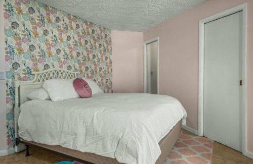 Sebring Apartment | On Sebring CirclePrivate studio apartmentw/balcony