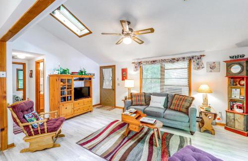 Newland House | On-Site Lake and Pool Access Cabin in Newland!