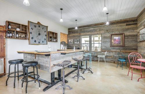 Victor House | On-Site Winery Rural Plymouth Getaway!