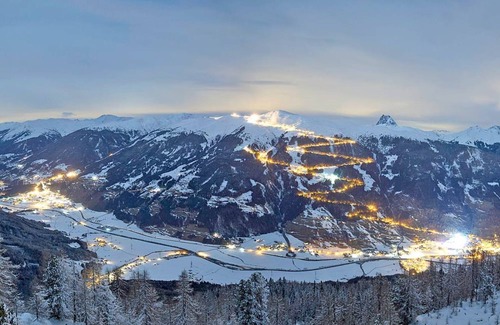 Schonbach Apartment | On-suite Deluxe App w/Breakfast Balcony - 3min to lifts & Pet friendly