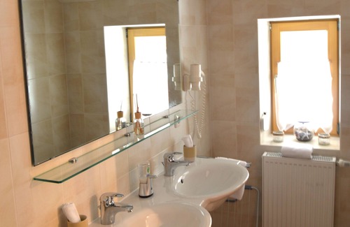 Schonbach Apartment | On-suite Deluxe App w/Breakfast Balcony - 3min to lifts & Pet friendly