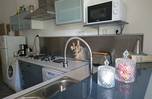 Cruzy Apartment | On the banks of the Canal du Midi, gîte in the vineyards opposite an excellent restaurant