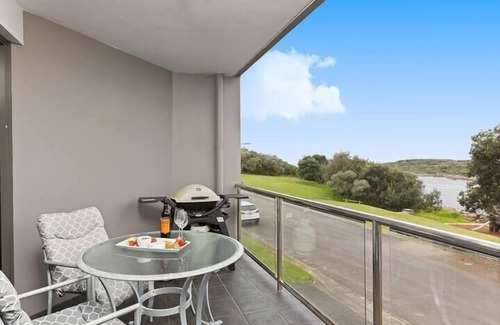 Boat Harbour Apartment | On the Beach: Family Stay, Rock Pools & Views
