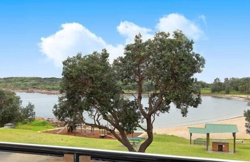 Boat Harbour Apartment | On the Beach: Family Stay, Rock Pools & Views