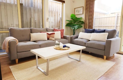 Frankston House | On The Beach, Kids & Pets Friendly