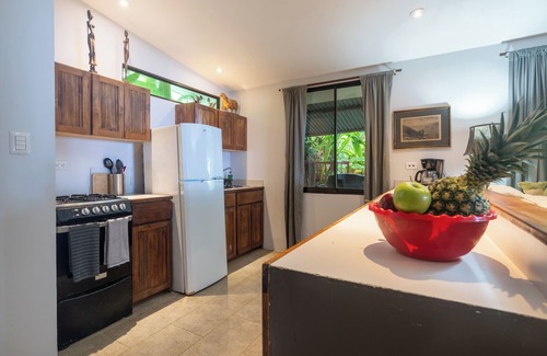 Dominical Cottage | ON THE BEACH! Soaking Tub/Music/Wi-Fi & A/C-Queen Beds
