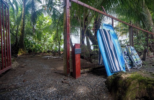 Dominical Cottage | ON THE BEACH! Soaking Tub/Music/Wi-Fi & A/C-Queen Beds