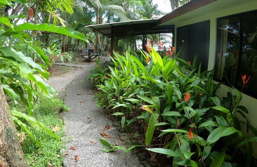 Dominical Cottage | ON THE BEACH! Soaking Tub/Music/Wi-Fi & A/C-Queen Beds