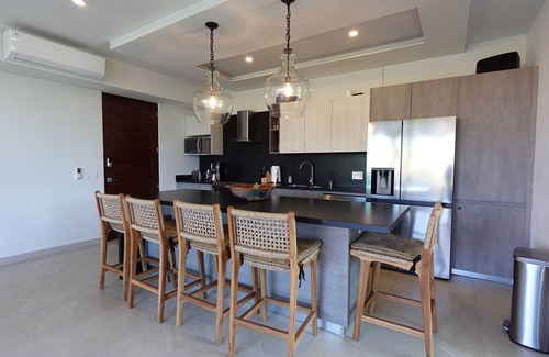 San Francisco Condo | On the beach with big pool and in town. Luxurious 5 bedrooms and 5 bathrooms.