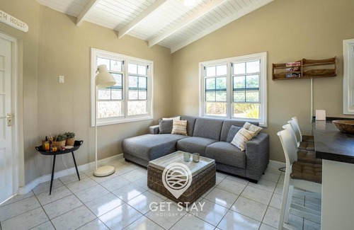Santa Catharina House | On the beautiful island of Curacao, surrounded by turquoise waters and lush tropical surroundings, there is an enchanting home that offers the perfect vacation retreat for 4 people.