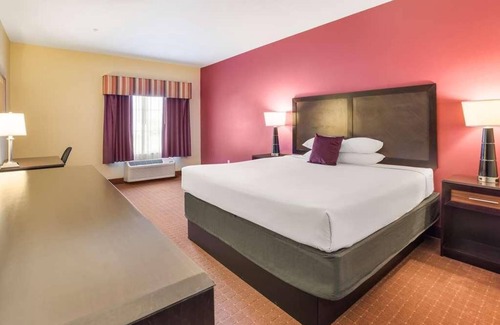 Saint Landry Hotel | On the Budget: Affordable Getaway at Knights Inn Bunkie! Free Breakfast, Pool