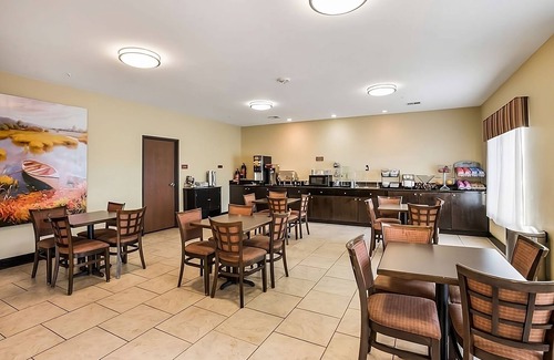 Saint Landry Hotel | On the Budget: Affordable Getaway at Knights Inn Bunkie! Free Breakfast, Pool