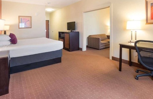 Saint Landry Hotel | On the Budget: Affordable Getaway at Knights Inn Bunkie! Free Breakfast, Pool
