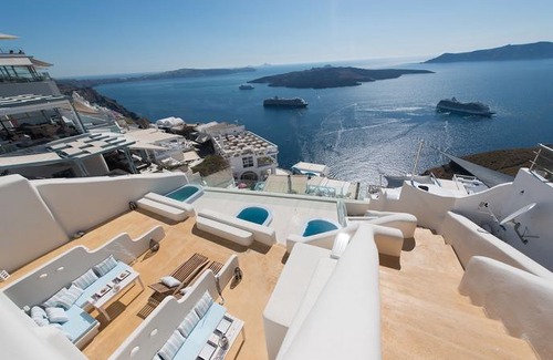 Fira Hotel | On the Cliff