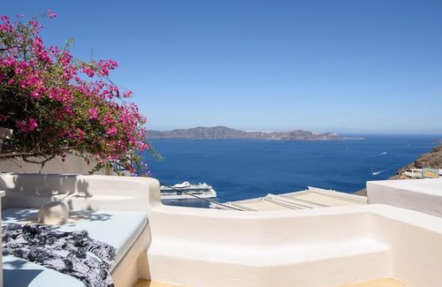 Fira Hotel | On the Cliff