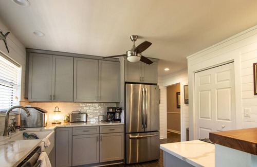 Saint Helena Island House | On the creek, across from the ocean and a short walk to Beach Club and Marina