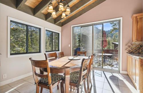 Alpine Meadows House | On the Edge at Alpine Meadows - Fireplace- Mountain Views- Great Location! Shuttle Service!