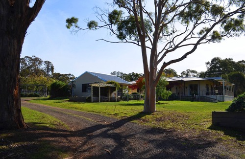 Rocklands House | On the edge of Rocklands Reservoir at Glendinning, 4 bedroom home, spacious deck