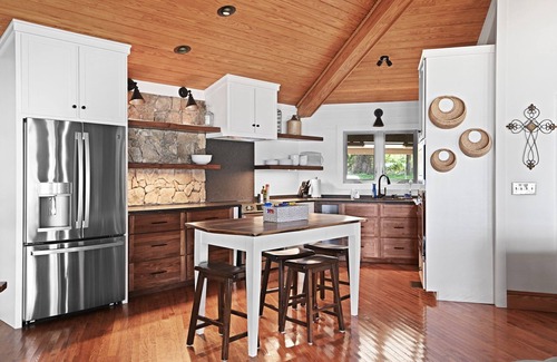 Deatsville House | On the lake, sleeps 8 with dock and boat lift