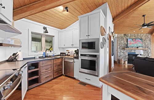 Deatsville House | On the lake, sleeps 8 with dock and boat lift