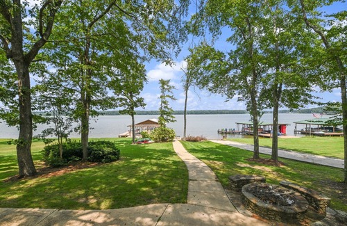 Deatsville House | On the lake, sleeps 8 with dock and boat lift