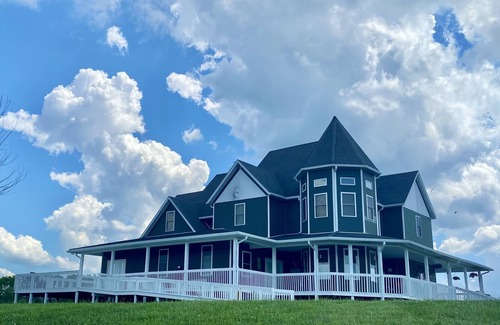 Murphysboro House | On the Lake & Wine Trail & a Perfect Getaway for16 + With an ADA Suite!