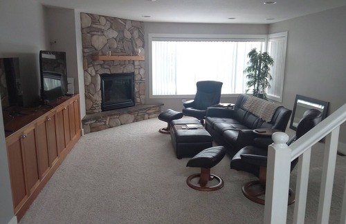 Lynden House | On the Lynden Airport, Open Floor Plan. Easy 1 mile walk to Downtown.