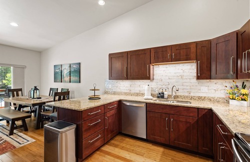 Ouray House | On the River in Ouray | 3BR Townhome with Breathtaking Mountain Views- Sleeps 6