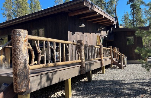 Stanley Cabin | On the River! Newly remodeled 3 bedroom Log Cabin Located Near Stanley Idahon