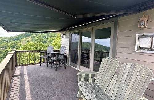 Apple Ridge Condo | On the Rocks - Cozy 1-br condo w/stunning views 5 mins to downtown Blowing Rock